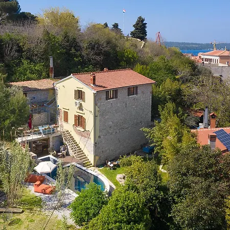 Ferienhaus Amazing In With Sauna Pula